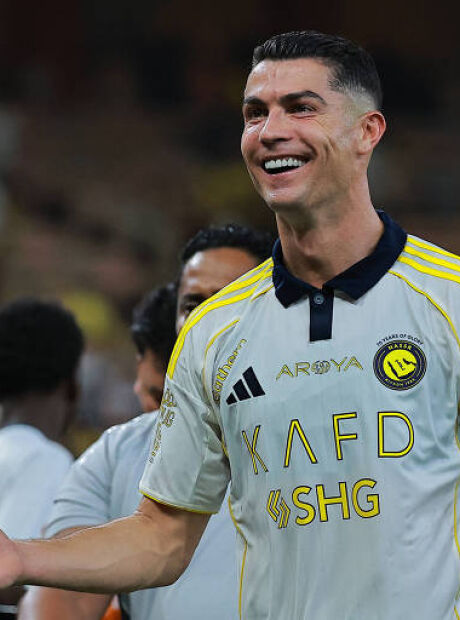 Cristiano Ronaldo se torna o primeiro jogador bilionário da história do futebol