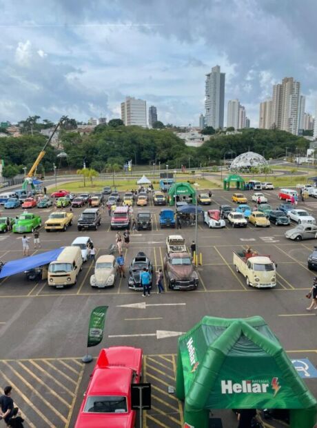Evento re&uacute;ne 300 carros antigos com exposi&ccedil;&atilde;o de Fusca e outras rel&iacute;quias