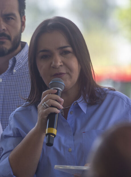 Na v&eacute;spera de viagem para Argentina, prefeita 'faz mist&eacute;rio' sobre nova chefia da Sesau