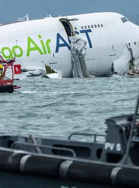 Avi&atilde;o cargueiro cai no mar durante pouso no Aeroporto de Hong Kong