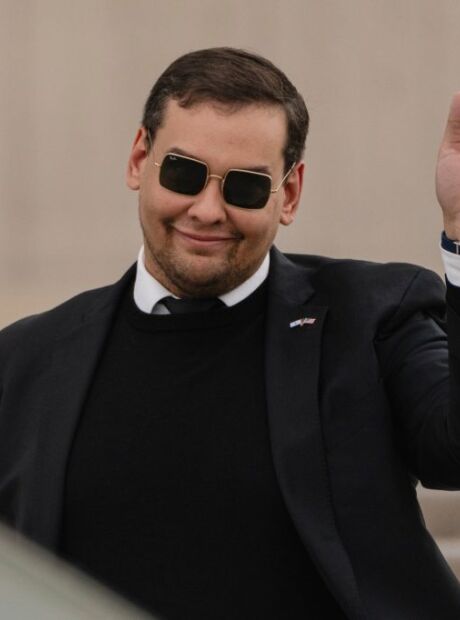 Ex-deputado de origem brasileira George Santos deixa pris&atilde;o ap&oacute;s perd&atilde;o de Trump