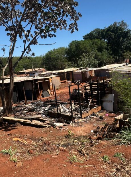 Homem incendeia colch&atilde;o e tr&ecirc;s casas acabam destru&iacute;das pelo fogo; v&iacute;deo