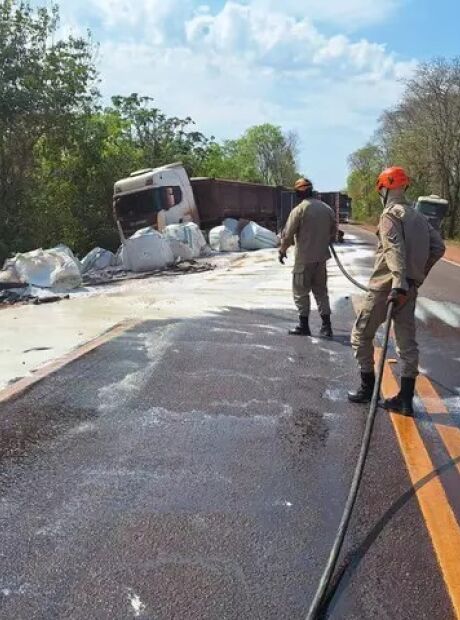 V&iacute;deo mostra zigue-zague de caminhoneiro que tombou carga na BR-262