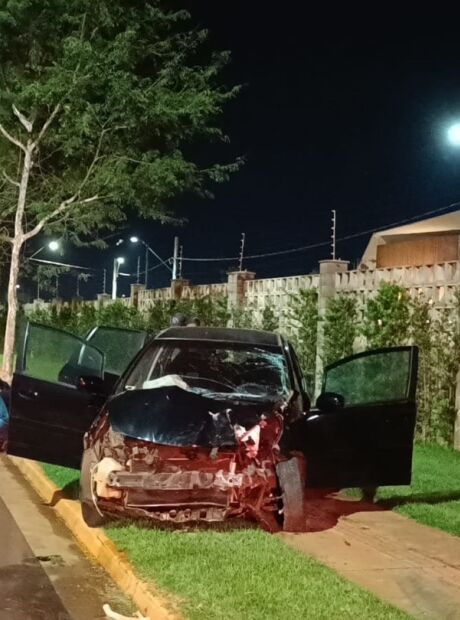 Adolescente morre em batida de carro contra muro em bairro nobre de Dourados