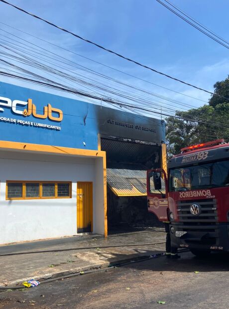 AGORA: Loja de lubrificantes volta a pegar fogo e atinge casa vizinha no Jardim América