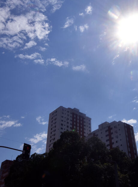 Novembro se despede com calorão, baixa umidade do ar e alerta de tempestade