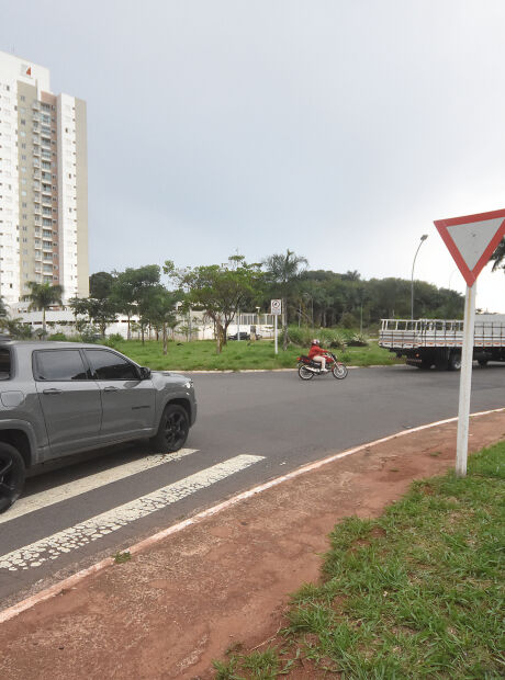 Falta dinheiro para resolver o problema das enchentes na Avenida Rachid Neder