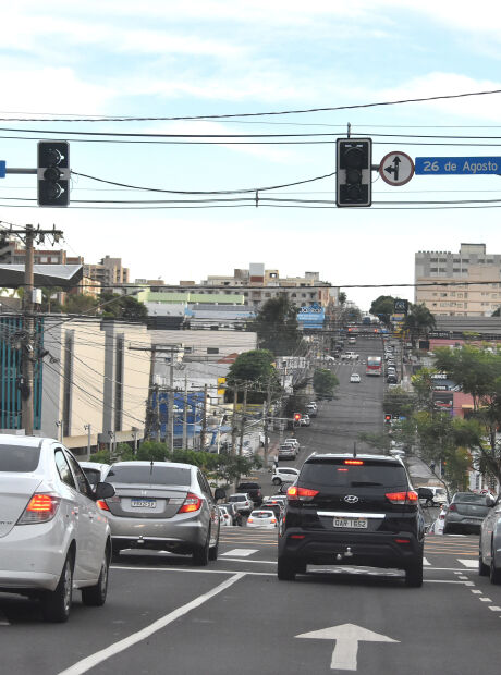 Horas ap&oacute;s chuva, sem&aacute;foros continuam sem funcionar e causam caos no tr&acirc;nsito