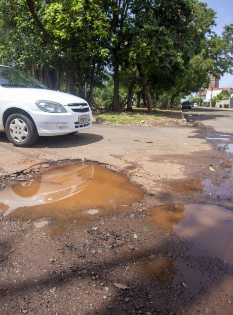 Em meio &agrave;s chuvas, tapa-buraco &eacute; feito a passos lentos por falta de dinheiro