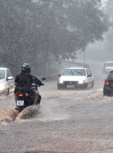 Alerta vermelho para tempestade traz mais chuva e frio no fim de semana em MS