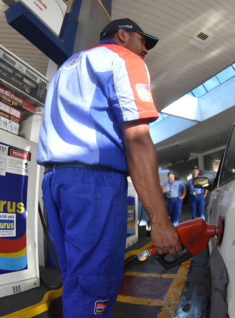 Donos de postos ignoram a Petrobras outra vez e pre&ccedil;o da gasolina sobe