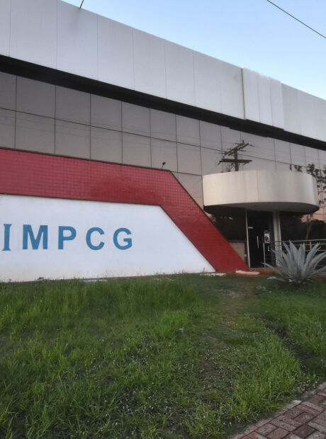 Servidores tentam suspender descontos de consignados do Master