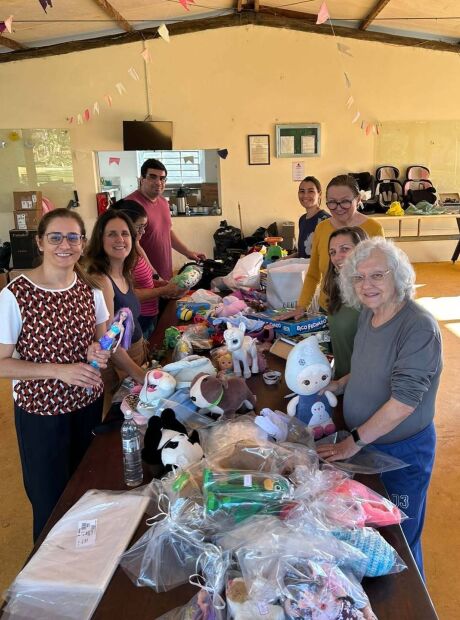 Brechó beneficente reúne mais de 12 mil peças com até 90% de desconto