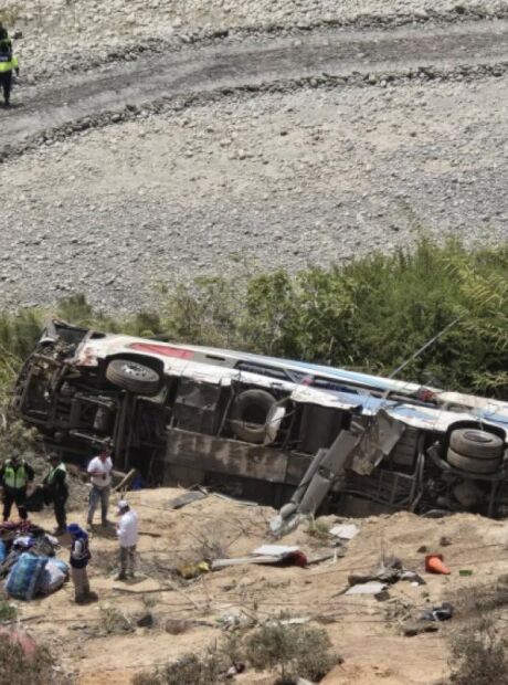 Acidente com &ocirc;nibus deixa pelo menos 37 mortos no Peru