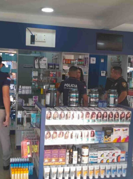 Ladrões invadem farmácia e saem com cofre após ameaçar funcionários na fronteira