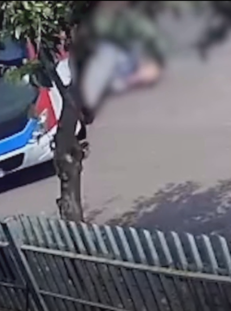 Motoqueiro tem fratura exposta ap&oacute;s ser atropelado por transporte coletivo; veja o v&iacute;deo