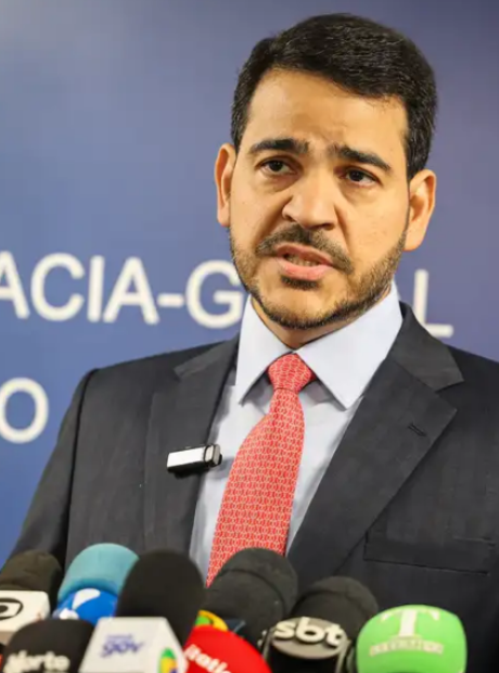 Lula indica Messias para vaga de Barroso no STF