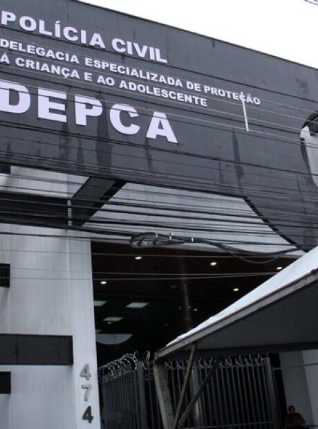 M&atilde;e &eacute; presa por agredir filha de 8 anos com chinelo, cinto e m&atilde;os