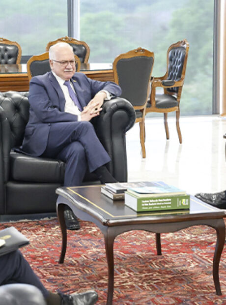 Reforma administrativa combate supersal&aacute;rios, mas precisa de regra para tempor&aacute;rios