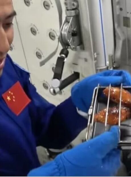 Astronautas chineses fazem primeiro churrasco no espa&ccedil;o e gravam v&iacute;deo