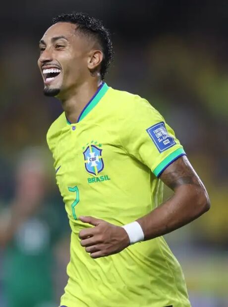 Brasileiro Raphinha é finalista do prêmio de melhor do mundo da Fifa