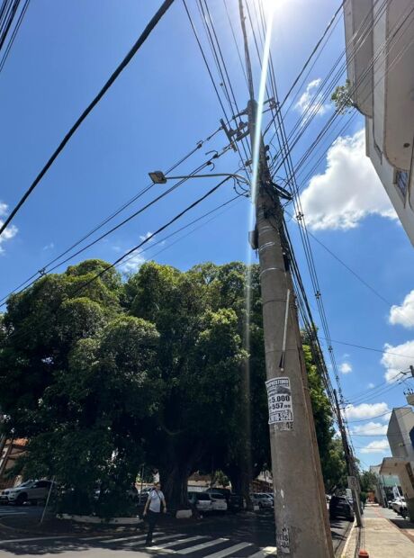 Prefeitura marca data para começar limpeza de fios irregulares no centro 