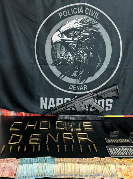 Com fuzil, dois homens s&atilde;o presos por tr&aacute;fico de drogas