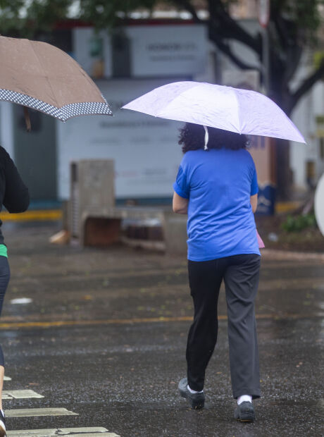 Frente fria derruba temperaturas e traz tempestades durante a semana