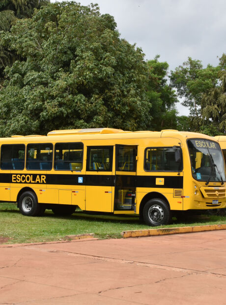 Prefeitos recebem ônibus escolares para reforçar a frota em MS