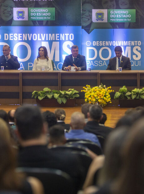 Autoridades e servidores s&atilde;o homenageados com medalha do Patrono Ramez Tebet