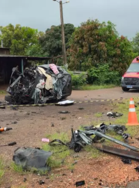 Mãe e filha morrem em acidente triplo na BR-487