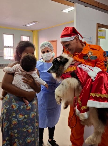 Especial fim de ano, c&atilde;es bombeiros visitam Humap