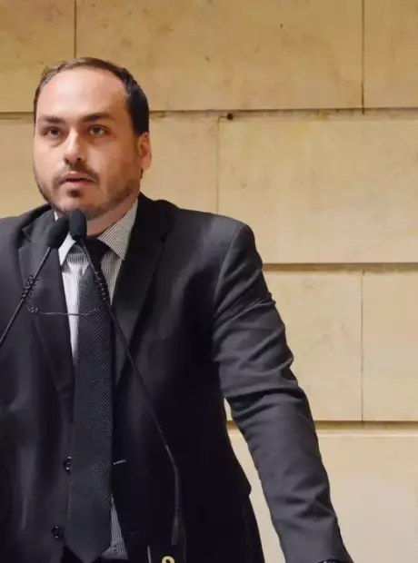 Carlos Bolsonaro renuncia ao mandato de vereador no Rio para disputar vaga ao Senado por SC