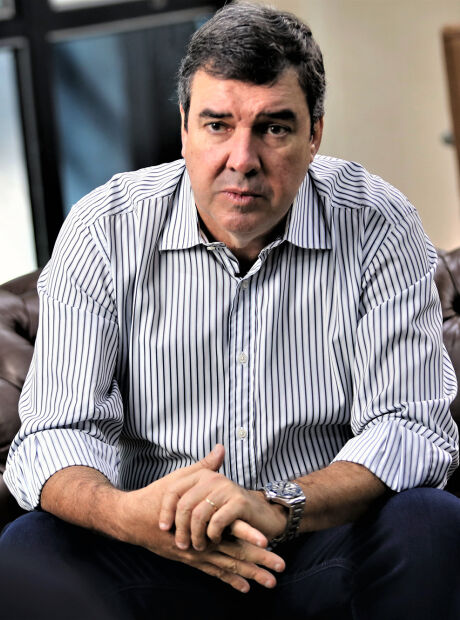 Pesquisa aponta vitória de Eduardo Riedel no primeiro turno em MS 