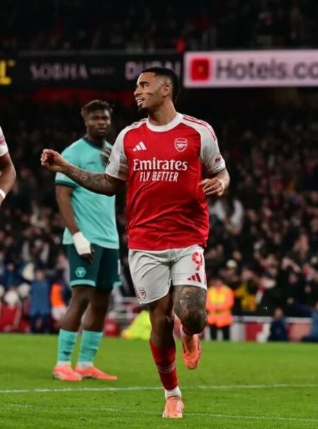 Arsenal sofre contra o pior time da Premier League em casa, mas vence com 2 gols contra