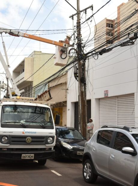 Nova etapa de operação retira 24 mil metros de fios irregulares no Centro