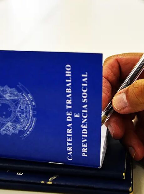 Homem registrado como empregado doméstico com salário de R$ 48 mil será indenizado