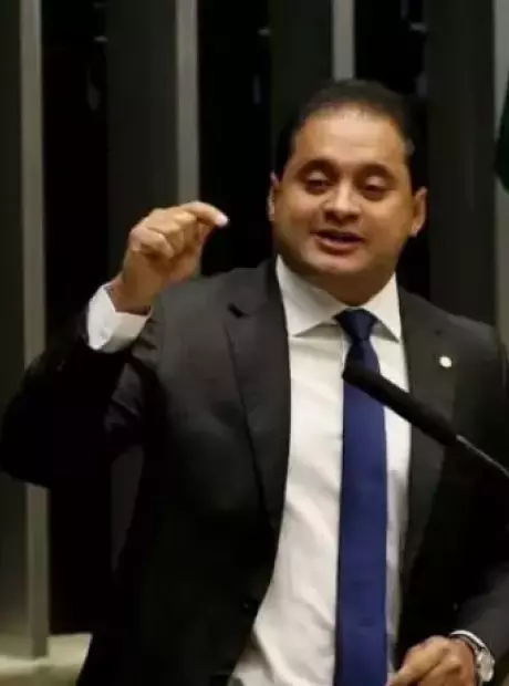 Senador &eacute; alvo da PF em opera&ccedil;&atilde;o contra roubalheira no INSS