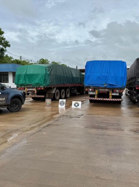 Três carretas são apreendidas com 75 toneladas de insumo utilizado na produção de cocaína
