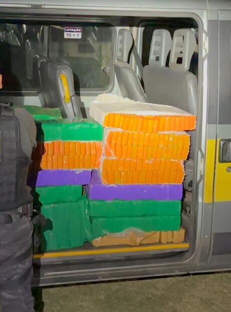 Van escolar &eacute; flagrada com quase meia tonelada de maconha