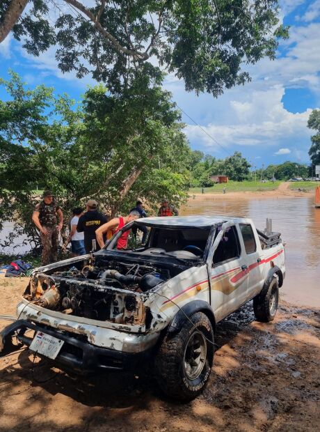Caminhonete cai de balsa durante travessia a rio e motorista morre afogado