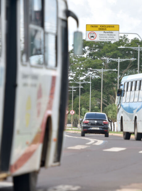 Motociclista bate na traseira de &ocirc;nibus e morre horas depois na Santa Casa