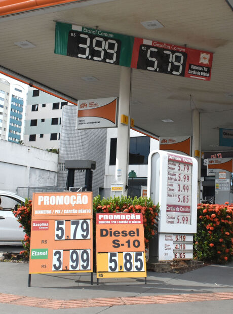 Petrobras baixa pre&ccedil;o da gasolina h&aacute; um ano, mas postos da Capital aumentam