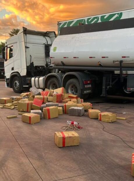 PF apreende carreta com 8 toneladas de drogas em MS