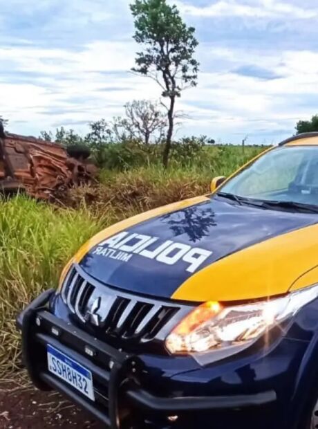 Homem invade pista e morre ap&oacute;s bater carro carregado de drogas em caminh&atilde;o