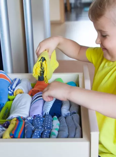 Veja dicas de como organizar o guarda-roupa das crian&ccedil;as para come&ccedil;ar o ano com praticidade e estilo
