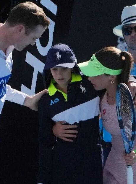 Tenista socorre boleira que desmaia de calor na Austr&aacute;lia; v&iacute;deo