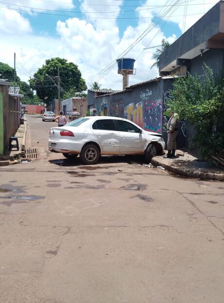 Carro cravejado por tiros &eacute; encontrado no Nhanh&aacute;