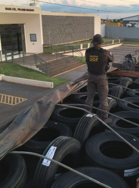Ap&oacute;s uma semana, Pol&iacute;cia Militar volta a apreender carreta carregada de pneus na MS-164