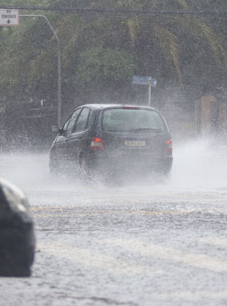 Chuva invade ag&ecirc;ncia do Detran e atendimento &eacute; suspenso em Terenos